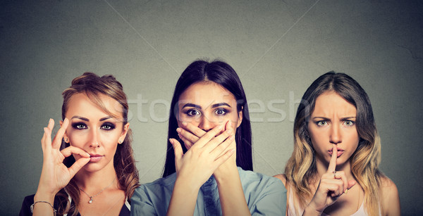 Secret linistit trei femeile tinere gură Imagine de stoc © ichiosea