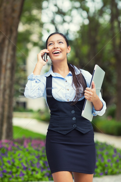 Szczęśliwy zajęty business woman spaceru mówić Zdjęcia stock © ichiosea