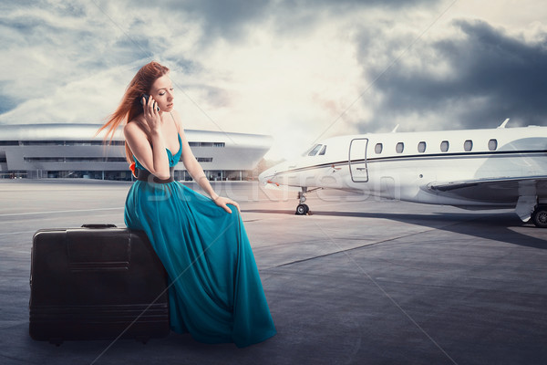 Zdjęcia stock: Kobieta · czeka · lotu · wyjazd · lotniska · mówić