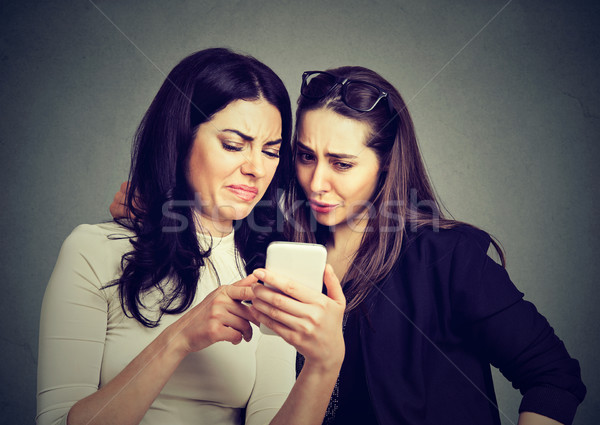 Zwei verärgert Freunde Frauen line Inhalt Stock foto © ichiosea