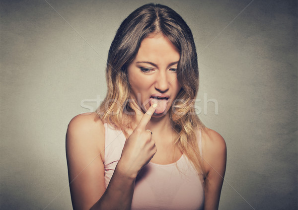 Vrouw geërgerd omhoog vinger keel tonen Stockfoto © ichiosea