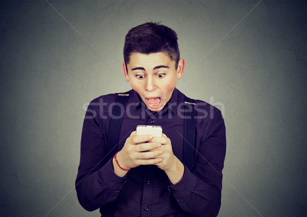 Ansioso conmocionado hombre mirando teléfono malas noticias Foto stock © ichiosea