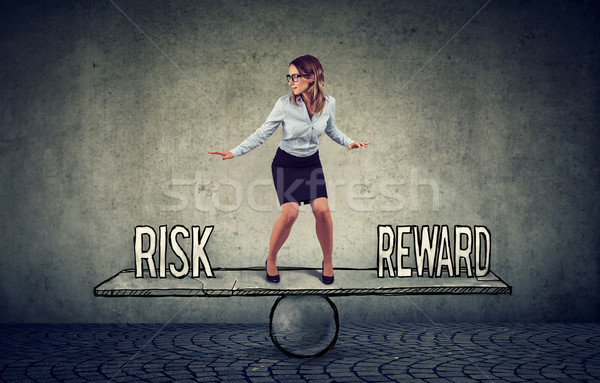 Gyakorlott fiatal üzletasszony egyensúlyoz jutalom kockázat Stock fotó © ichiosea