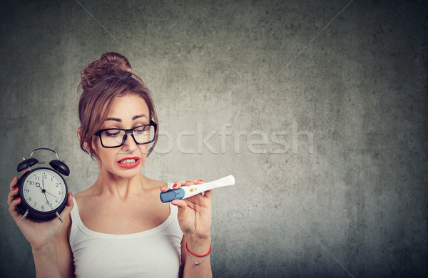 Anxieux femme attente test de grossesse entraîner jeune femme Photo stock © ichiosea