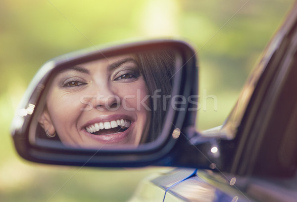 Foto stock: Feliz · mulher · motorista · olhando · carro · vista · lateral