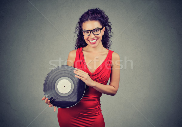 Glimlachend mooie jonge vrouw tonen vintage vinyl Stockfoto © ichiosea
