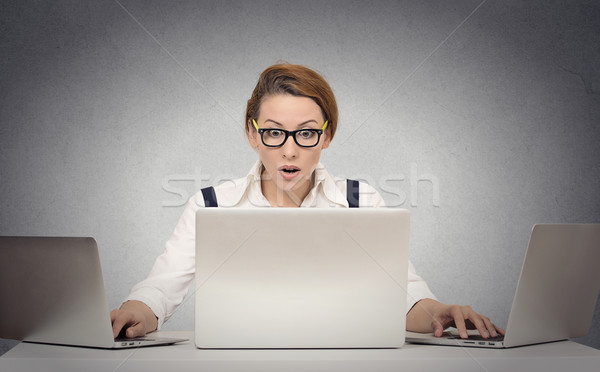 Mulher multitarefa trabalhando vários informática ocupado Foto stock © ichiosea