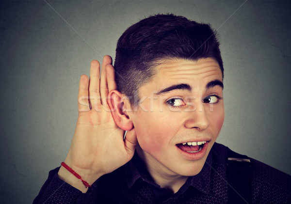 Neugierig neugierig Mann Hand Ohr hören Stock foto © ichiosea