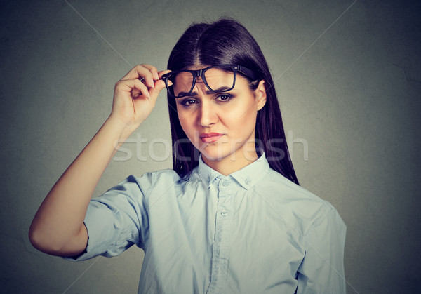 Verward sceptisch vrouw naar afkeuring denken Stockfoto © ichiosea