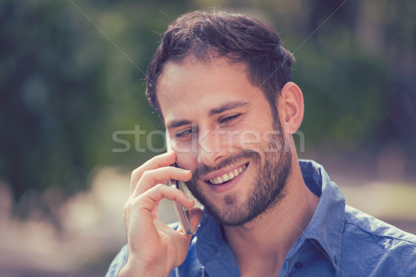 Hombre hablar teléfono móvil aire libre casual urbanas Foto stock © ichiosea