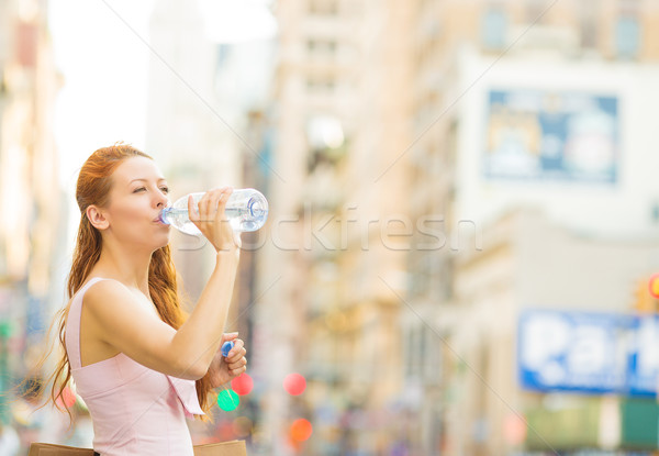 Sedento mulher água potável plástico garrafa cidade Foto stock © ichiosea