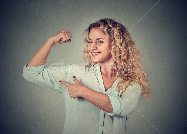 Tineri fericit femeie muschii putere Imagine de stoc © ichiosea