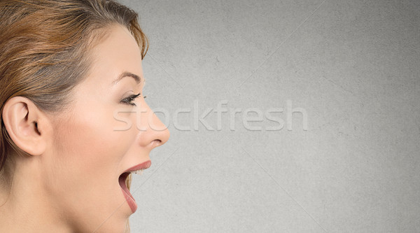 [[stock_photo]]: Femme · parler · sonores · sur · ouvrir · bouche