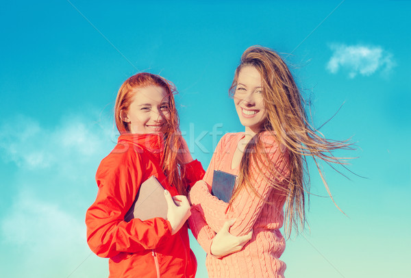 Zwei anziehend Mädchen Freien genießen Stock foto © ichiosea