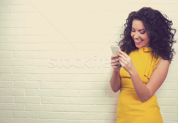 Nő internet kapcsolat sms chat okostelefon portré Stock fotó © ichiosea