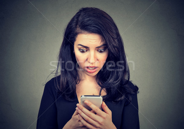 Stok fotoğraf: Kadın · bakıyor · cep · telefonu · endişeli · kötü