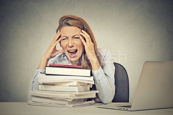 [[stock_photo]]: Hurlant · femme · séance · bureau · livres