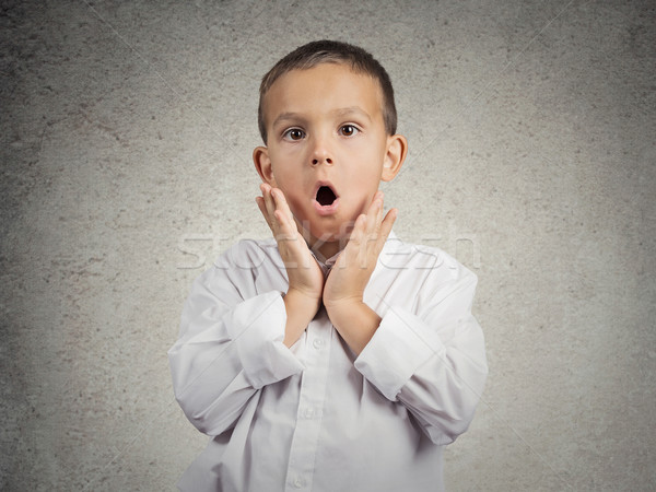 Uimit copil băiat wow surpriză portret Imagine de stoc © ichiosea