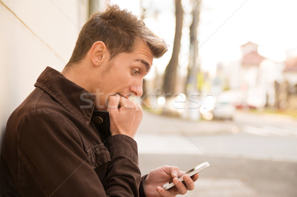 Peur homme regarder téléphone rue vue de côté [[stock_photo]] © ichiosea