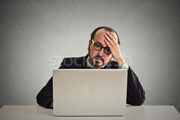 Hangsúlyos elégedetlen üzletember dolgozik laptop számítógép portré Stock fotó © ichiosea