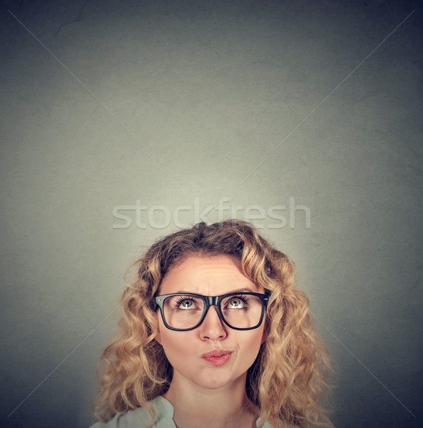 Jungen skeptisch Frau nachschlagen isoliert grau Stock foto © ichiosea