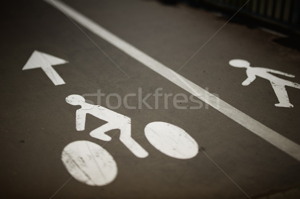 Fahrräder Fußgänger weiß gemalt Zeichen Textur Stock foto © ifeelstock