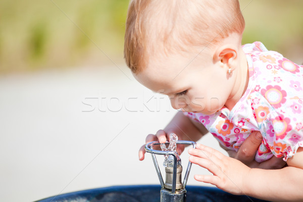 Aire libre agua potable parque retrato femenino Foto stock © igabriela