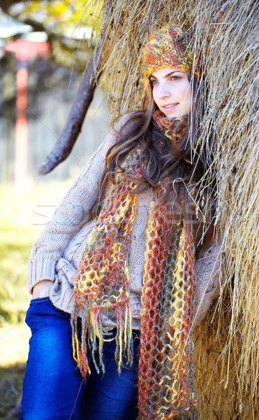 ストックフォト: 若い女性 · 肖像 · 秋 · 美しい · リラックス · 乾草