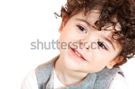 Estudio De Retrato De Un Feliz Niño De 8 Meses De Edad Bebé Con El Pelo  Rizado. Fotos, retratos, imágenes y fotografía de archivo libres de  derecho. Image 32049228