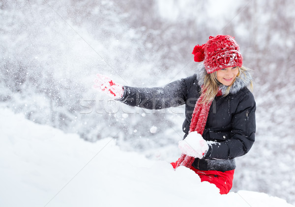 Сток-фото: женщину · играет · снега · мяча · весело