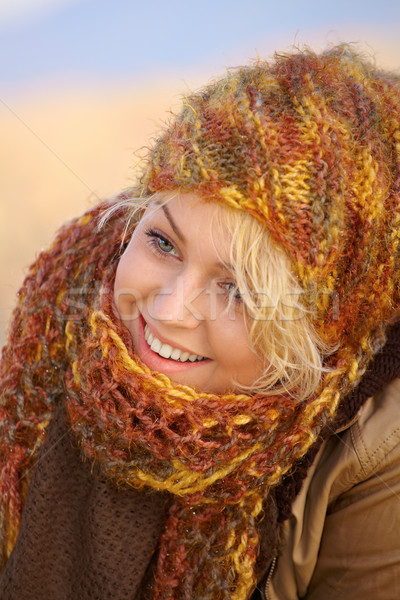 Boldog fiatal szőke nő gyönyörű fiatal nő élvezi Stock fotó © igabriela