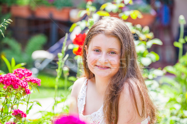 Portré 10 éves lány élvezi virágoskert otthon Stock fotó © igabriela