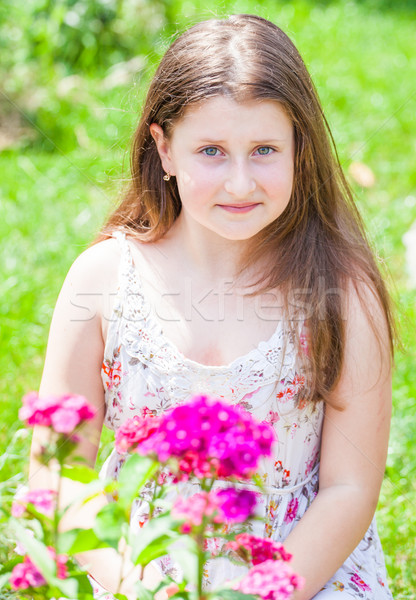 Portré 10 éves lány élvezi virágoskert otthon Stock fotó © igabriela