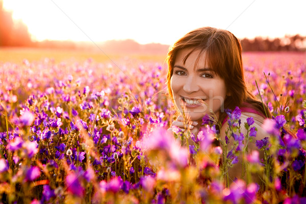 élvezi természet gyönyörű fiatal nő portré virágos Stock fotó © iko