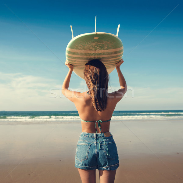 Surfer dziewczyna piękna deska surfingowa głowie Zdjęcia stock © iko