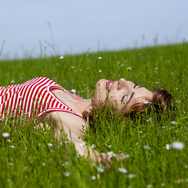 Relaxar mulher jovem relaxante belo verde prado Foto stock © iko