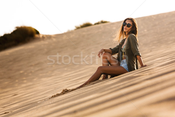 Jong meisje vergadering duin mooie jonge vrouw strand Stockfoto © iko