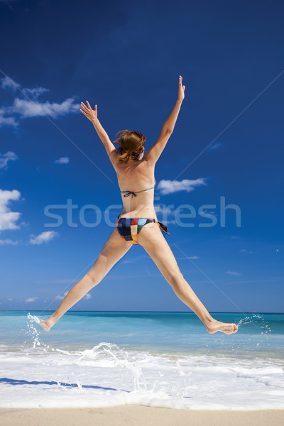 Mulher saltando praia belo mulher jovem Foto stock © iko