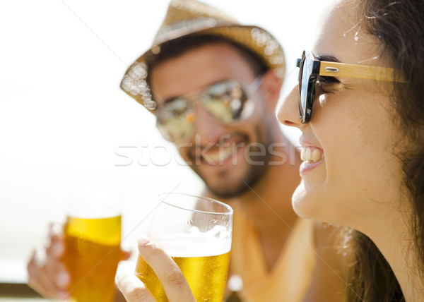 Znajomych pitnej zimno piwa plaży Zdjęcia stock © iko