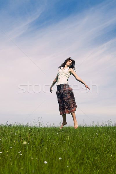 Jumping frumos verde luncă cer Imagine de stoc © iko