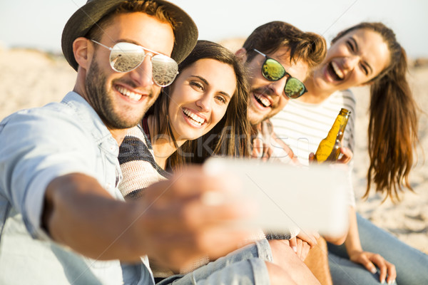 Stockfoto: Vrienden · groep · strand · glimlach · gelukkig