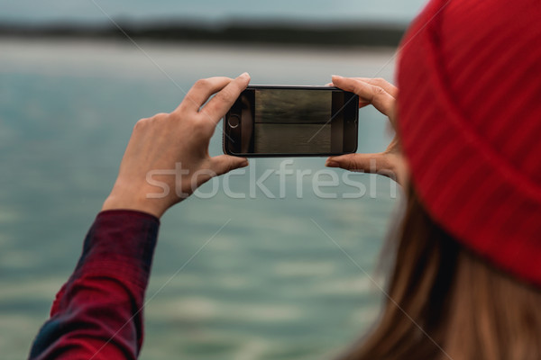 Vrouw foto's mobieltje mooie vrouw genieten Stockfoto © iko