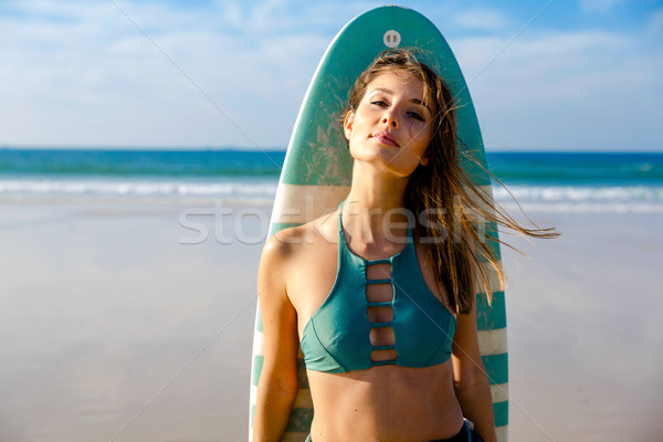 Schönen Surfer Mädchen Strand Surfbrett Frau Stock foto © iko