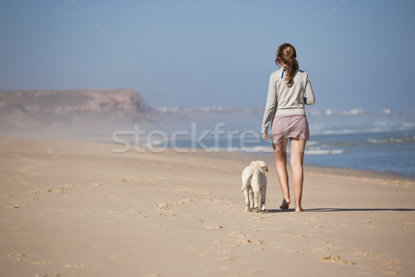 Zdjęcia stock: Spaceru · psa · młoda · kobieta · plaży · dziewczyna · szczęśliwy