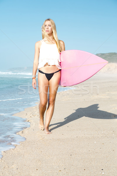 Surfista menina belo caminhada praia prancha de surfe Foto stock © iko