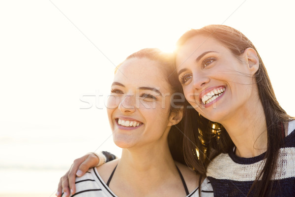 Zi prietenie râsete portret cei mai buni prieteni râs Imagine de stoc © iko