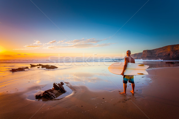 Surfer jonge man strand surfboard naar golven Stockfoto © iko