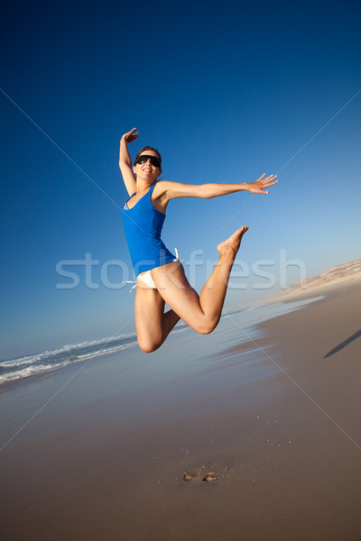 ストックフォト: ジャンプ · 美しい · 若い女性 · ビーチ · 女性 · 空