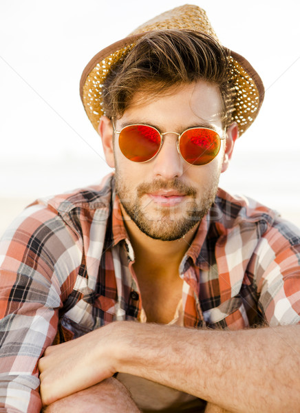 Jól kinéző fiatalember portré tengerpart férfi férfiak Stock fotó © iko