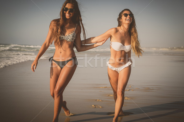 Stockfoto: Liefde · strand · mooie · meisjes · lopen